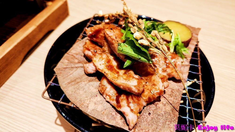 【台南美食餐廳】*藝奇南紡店*，王品集團下的日式料理餐廳，日式高貴典雅的裝潢，各式日式岩燒套餐選擇，有新鮮好吃的生魚片及鮮嫩多汁好吃的骰子牛及豚燒!!!