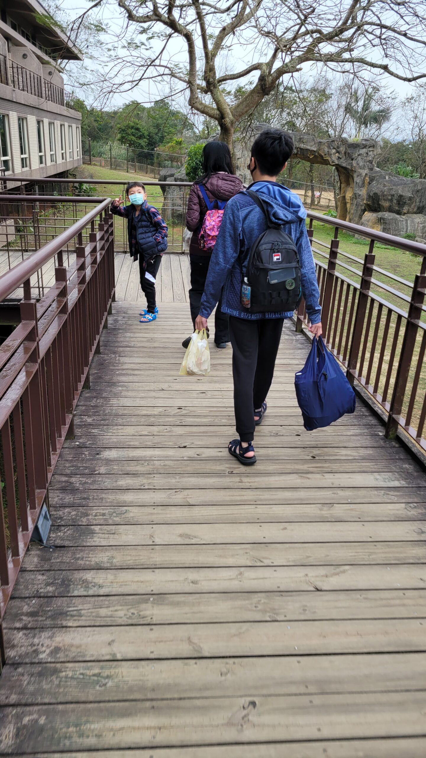 【新竹住宿】*關西六福莊生態度假旅館 * 六福村旁。房間裡可以看到動物,走出去外面園區就像個小型動物園。 2 【新竹住宿】*關西六福莊生態度假旅館 * 六福村旁。房間裡可以看到動物,走出去外面園區就像個小型動物園。