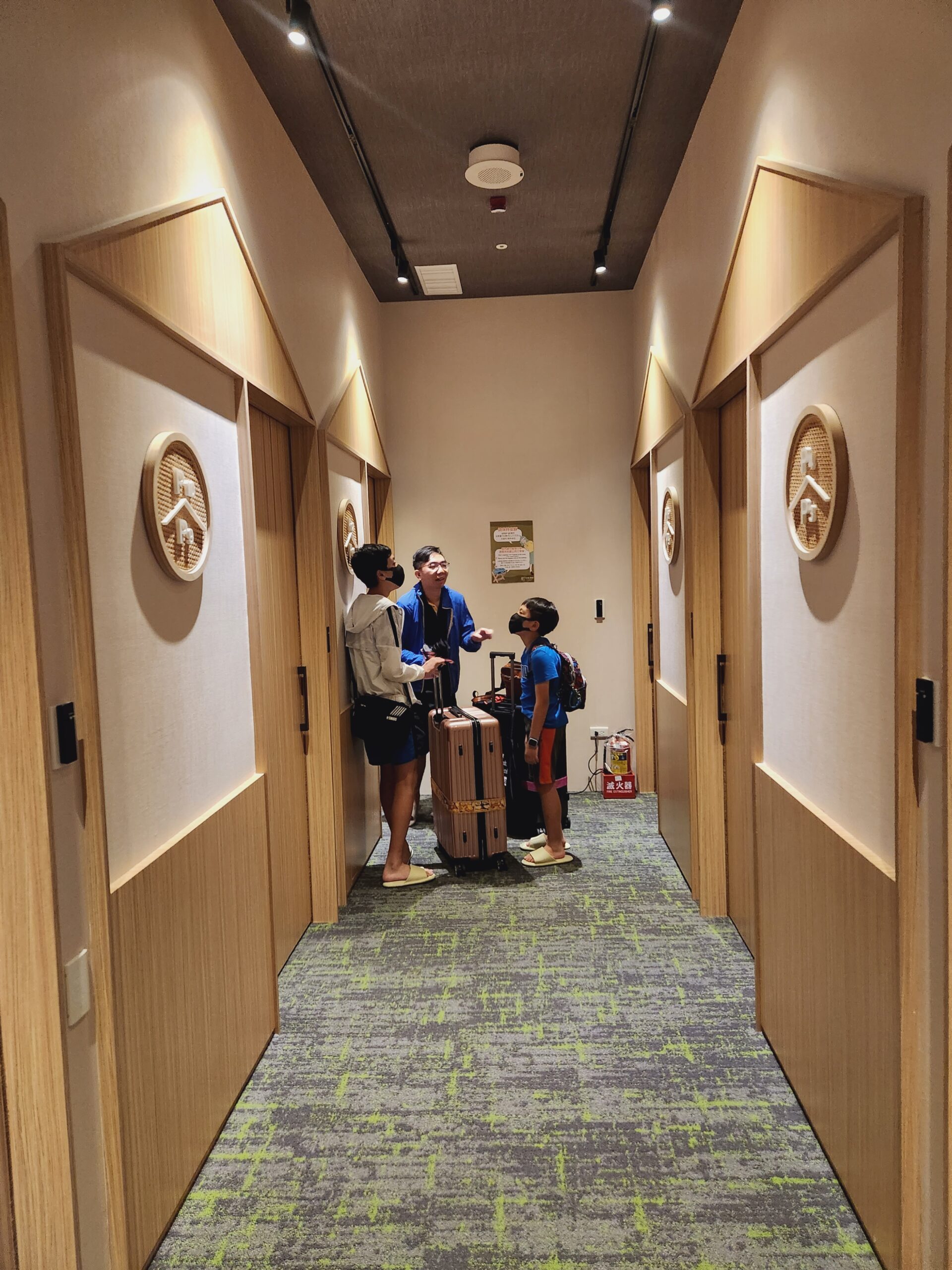 【桃園機場住宿】*町·草休行館CHO Stay Capsule Hotel*在桃園機場二航廈裡的膠囊旅館睡在機場航廈裡，旁邊還有美食街跟飛機觀景台。
