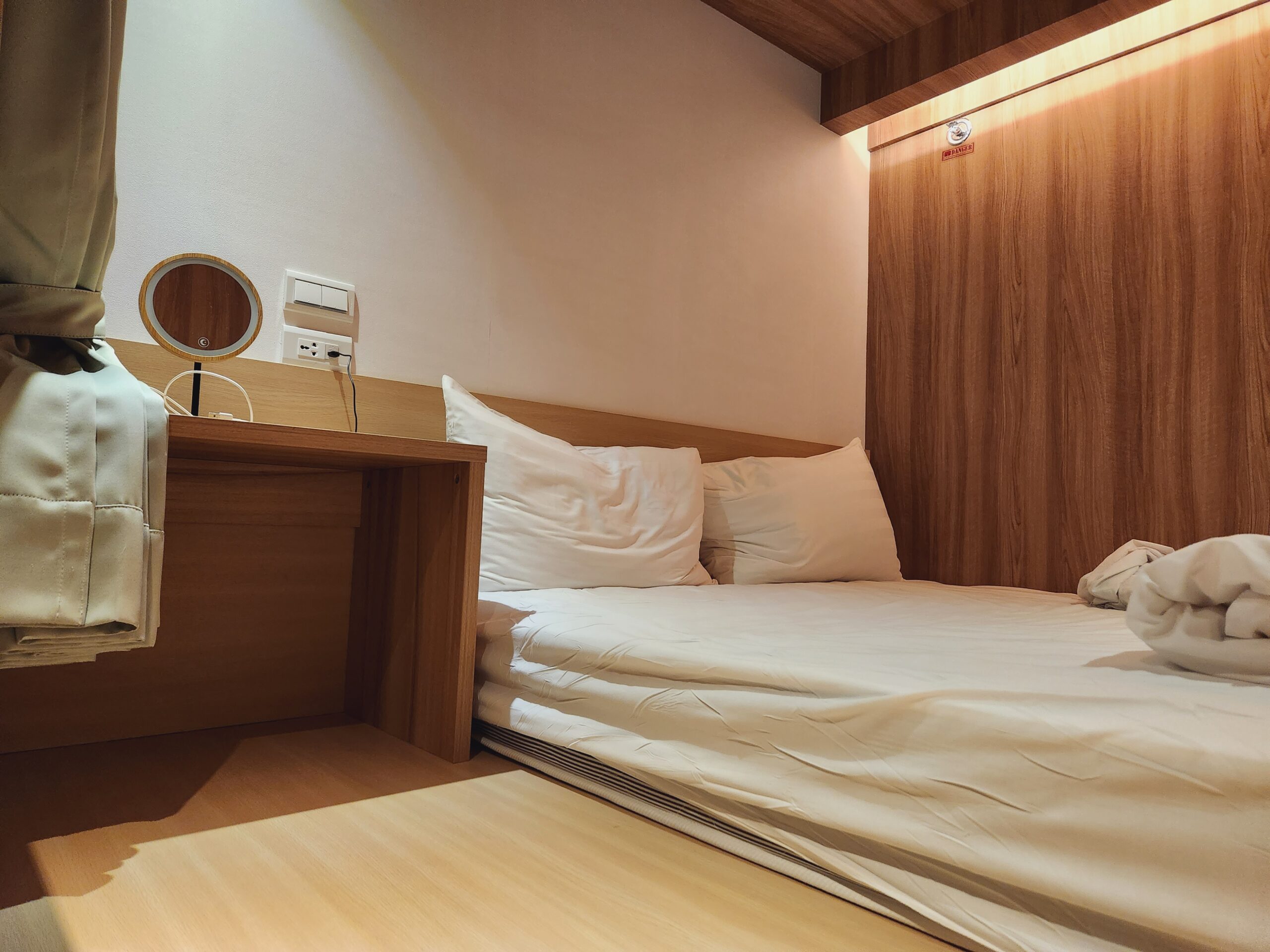 【桃園機場住宿】*町·草休行館CHO Stay Capsule Hotel*在桃園機場二航廈裡的膠囊旅館睡在機場航廈裡，旁邊還有美食街跟飛機觀景台。