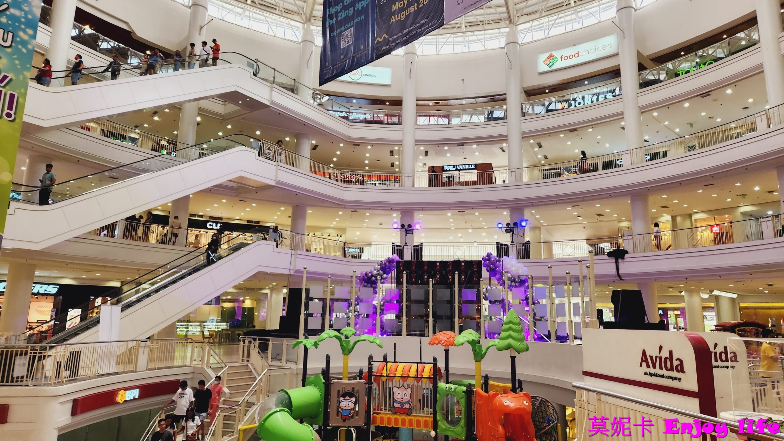 【宿霧景點】*阿亞拉宿霧購物中心Ayala Center Cebu Mall*，可以換匯，還有超市可以買各式伴手禮跟芒果乾，也有珍珠奶茶跟好吃的Kuya J菲律賓餐廳，逛到迷路的超大又漂亮Shopping mall !!!