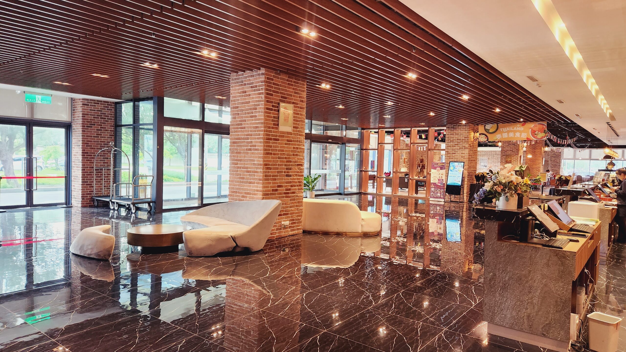 【台中住宿】*台中震大金鬱金香酒店* ,2023年新開幕飯店,附近有台中港三井Outlet,高美濕地等景點,房間明亮漂亮又大,CP值高的台中新飯店。 11 【台中住宿】*台中震大金鬱金香酒店* ,2023年新開幕飯店,附近有台中港三井Outlet,高美濕地等景點,房間明亮漂亮又大,CP值高的台中新飯店。
