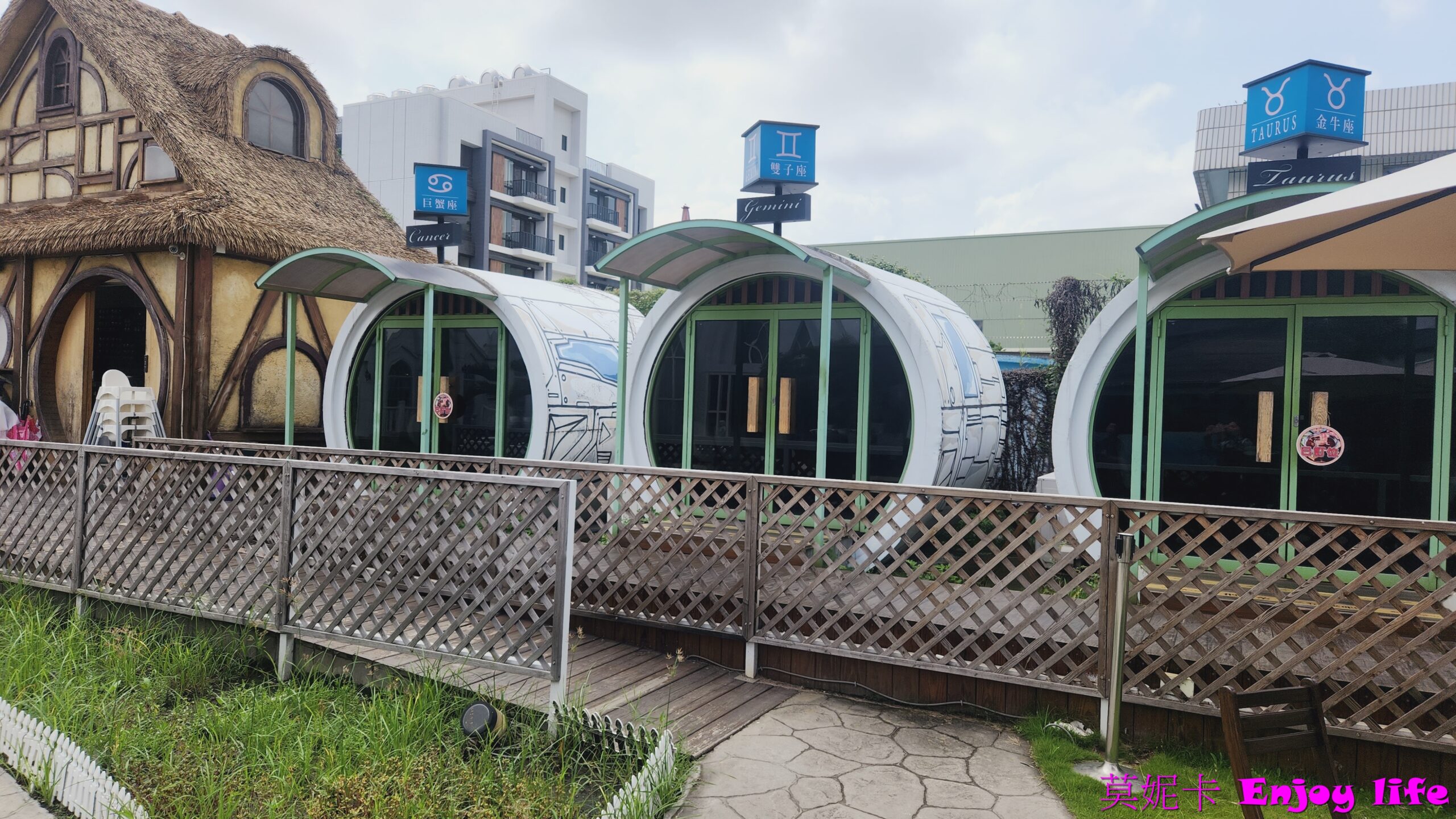 【彰化景點】*琉璃仙境*有12星座主題包廂水管屋,可以吃火鍋,有教堂式五星級廁所,還有粉紅教堂,童話小屋,荷蘭風車,很好拍照的網美景點! 11 【彰化景點】*琉璃仙境*有12星座主題包廂水管屋,可以吃火鍋,有教堂式五星級廁所,還有粉紅教堂,童話小屋,荷蘭風車,很好拍照的網美景點!