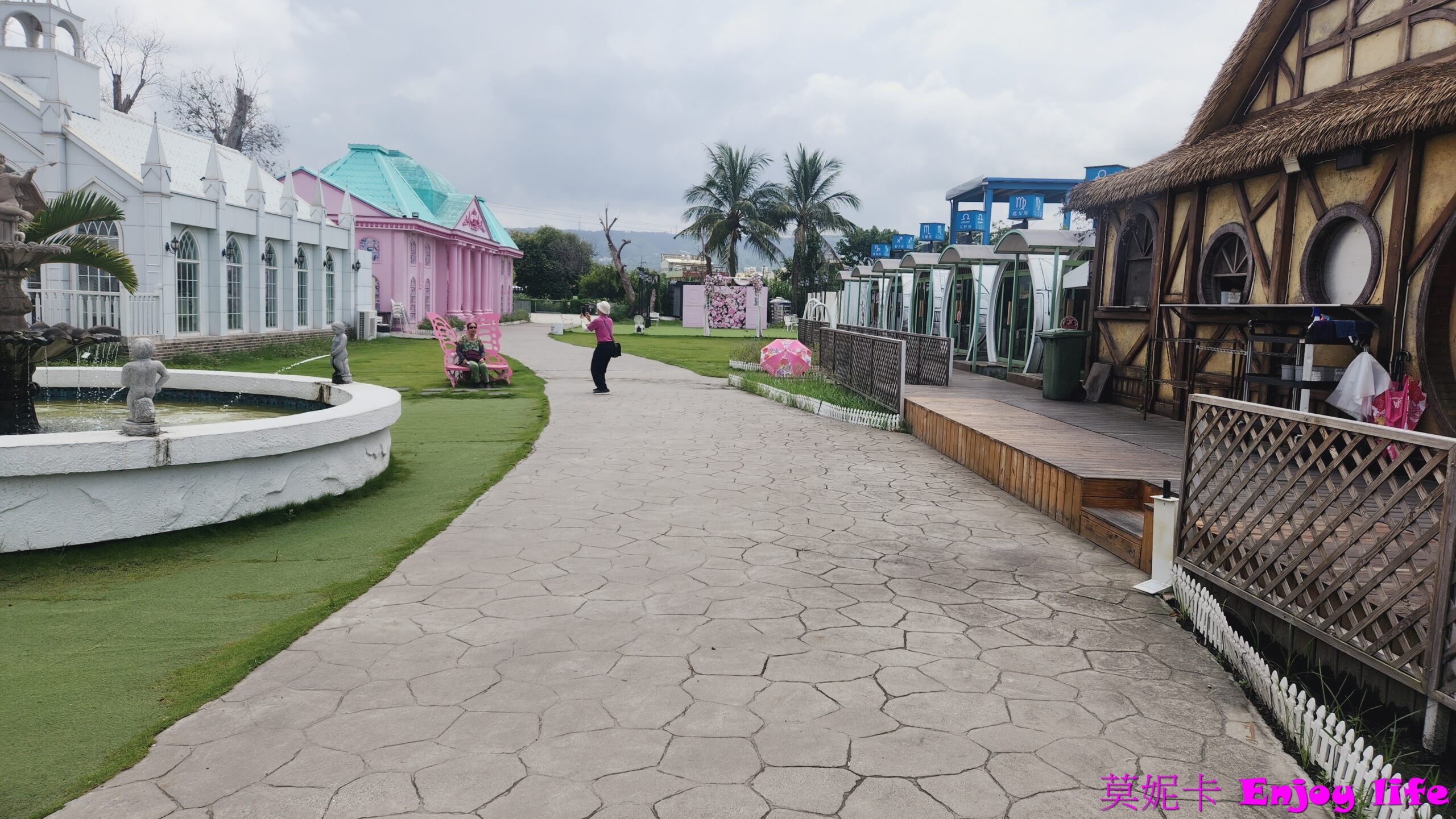 【彰化景點】*琉璃仙境*有12星座主題包廂水管屋,可以吃火鍋,有教堂式五星級廁所,還有粉紅教堂,童話小屋,荷蘭風車,很好拍照的網美景點! 8 【彰化景點】*琉璃仙境*有12星座主題包廂水管屋,可以吃火鍋,有教堂式五星級廁所,還有粉紅教堂,童話小屋,荷蘭風車,很好拍照的網美景點!