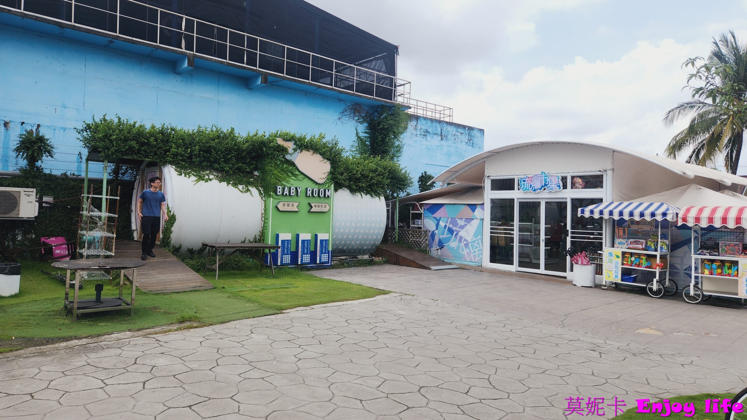 【彰化景點】*琉璃仙境*有12星座主題包廂水管屋,可以吃火鍋,有教堂式五星級廁所,還有粉紅教堂,童話小屋,荷蘭風車,很好拍照的網美景點! 6 【彰化景點】*琉璃仙境*有12星座主題包廂水管屋,可以吃火鍋,有教堂式五星級廁所,還有粉紅教堂,童話小屋,荷蘭風車,很好拍照的網美景點!