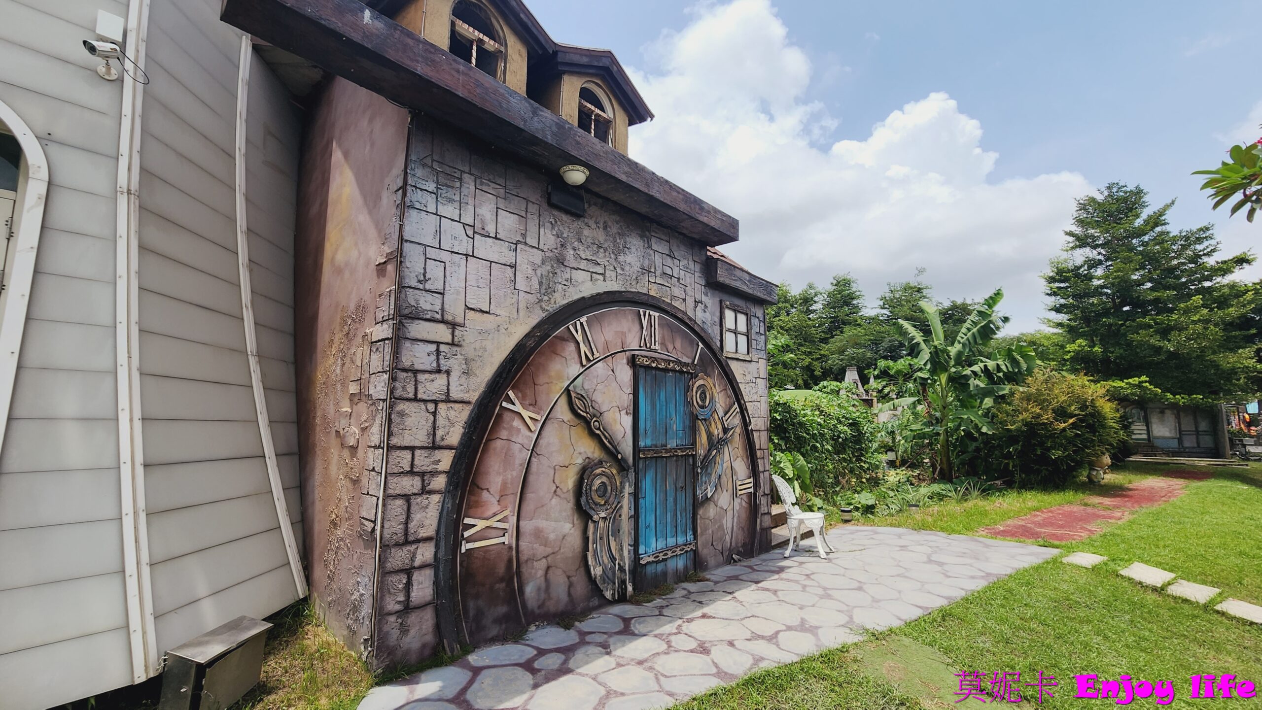 【彰化景點】*琉璃仙境*有12星座主題包廂水管屋,可以吃火鍋,有教堂式五星級廁所,還有粉紅教堂,童話小屋,荷蘭風車,很好拍照的網美景點! 3 【彰化景點】*琉璃仙境*有12星座主題包廂水管屋,可以吃火鍋,有教堂式五星級廁所,還有粉紅教堂,童話小屋,荷蘭風車,很好拍照的網美景點!