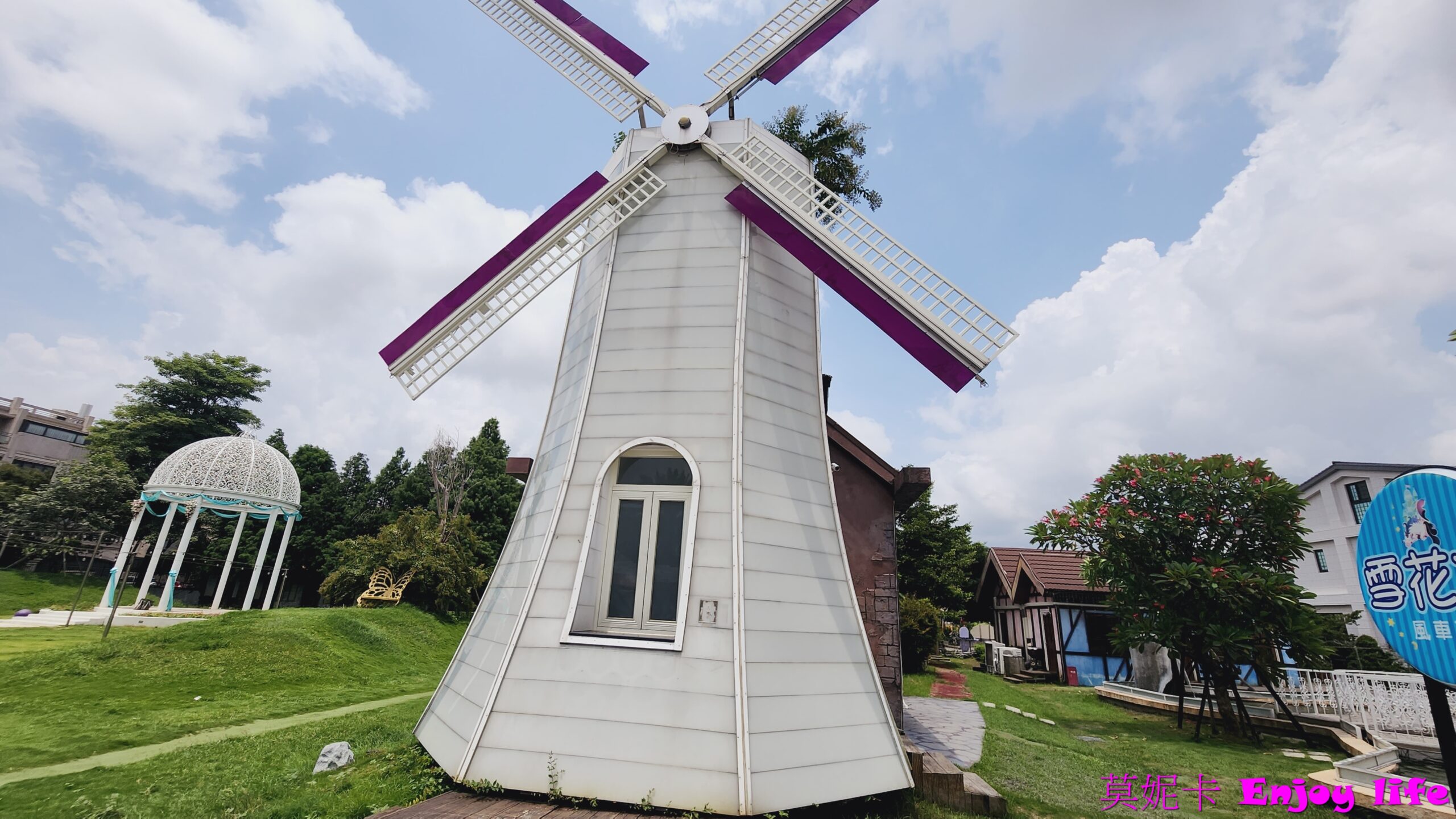 【彰化景點】*琉璃仙境*有12星座主題包廂水管屋,可以吃火鍋,有教堂式五星級廁所,還有粉紅教堂,童話小屋,荷蘭風車,很好拍照的網美景點! 4 【彰化景點】*琉璃仙境*有12星座主題包廂水管屋,可以吃火鍋,有教堂式五星級廁所,還有粉紅教堂,童話小屋,荷蘭風車,很好拍照的網美景點!