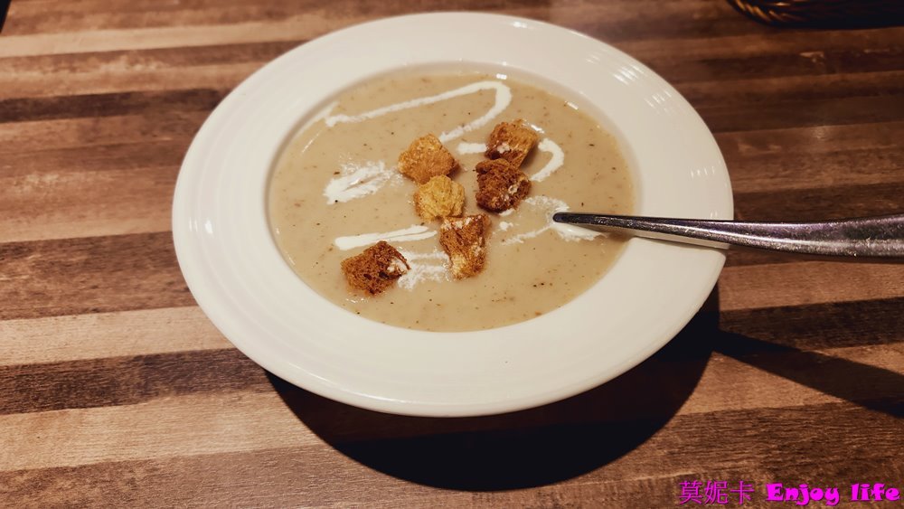 【台南美食餐廳】*薄多義Bite 2 Eat 義式手工披薩-台南三井店*，人氣義式披薩店，有超好吃海鮮燉飯，雙拼披薩，甜點跟飲料更是令人驚豔!!!