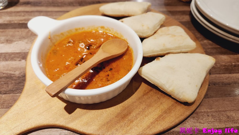 【台南美食餐廳】*薄多義Bite 2 Eat 義式手工披薩-台南三井店*，人氣義式披薩店，有超好吃海鮮燉飯，雙拼披薩，甜點跟飲料更是令人驚豔!!!