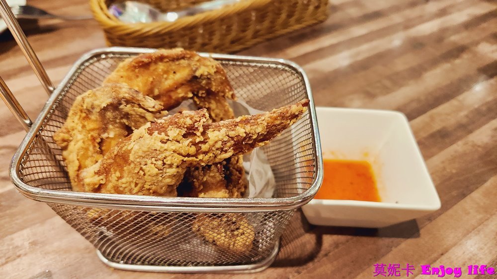 【台南美食餐廳】*薄多義Bite 2 Eat 義式手工披薩-台南三井店*，人氣義式披薩店，有超好吃海鮮燉飯，雙拼披薩，甜點跟飲料更是令人驚豔!!!