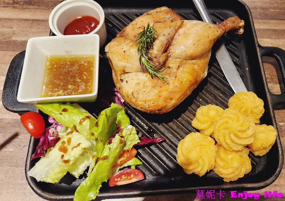 【台南美食餐廳】*薄多義Bite 2 Eat 義式手工披薩-台南三井店*，人氣義式披薩店，有超好吃海鮮燉飯，雙拼披薩，甜點跟飲料更是令人驚豔!!!