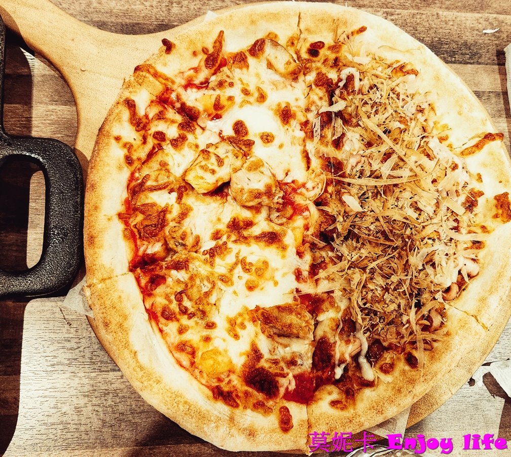 【台南美食餐廳】*薄多義Bite 2 Eat 義式手工披薩-台南三井店*，人氣義式披薩店，有超好吃海鮮燉飯，雙拼披薩，甜點跟飲料更是令人驚豔!!!