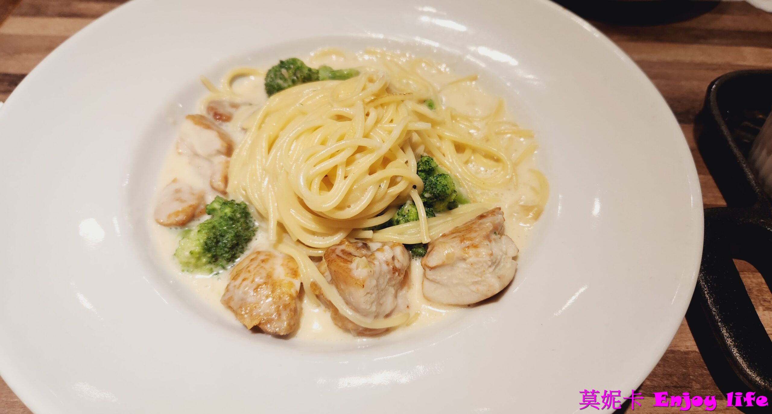 【台南美食餐廳】*薄多義Bite 2 Eat 義式手工披薩-台南三井店*，人氣義式披薩店，有超好吃海鮮燉飯，雙拼披薩，甜點跟飲料更是令人驚豔!!!