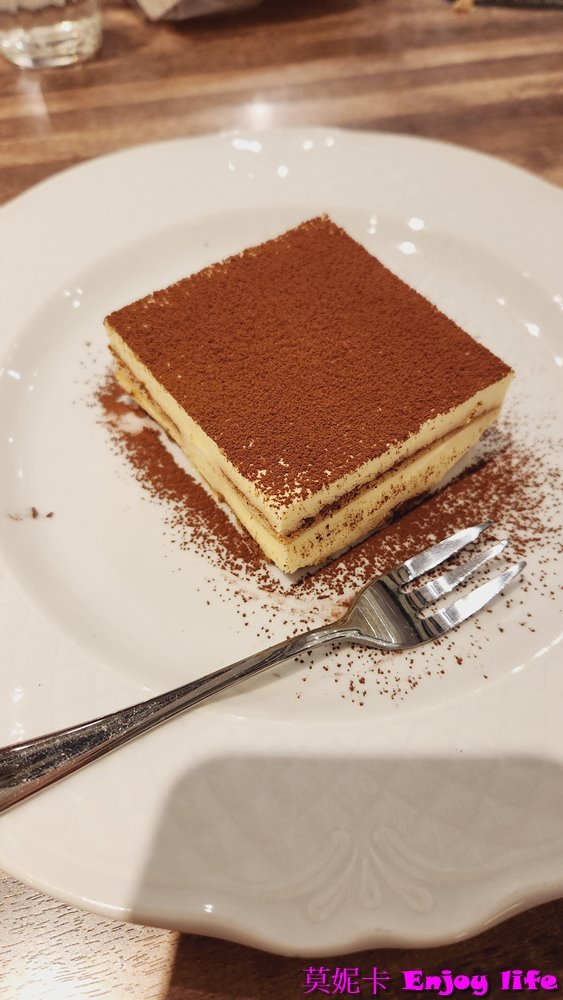 【台南美食餐廳】*薄多義Bite 2 Eat 義式手工披薩-台南三井店*，人氣義式披薩店，有超好吃海鮮燉飯，雙拼披薩，甜點跟飲料更是令人驚豔!!!