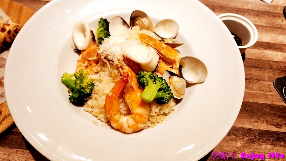 【台南美食餐廳】*薄多義Bite 2 Eat 義式手工披薩-台南三井店*，人氣義式披薩店，有超好吃海鮮燉飯，雙拼披薩，甜點跟飲料更是令人驚豔!!!