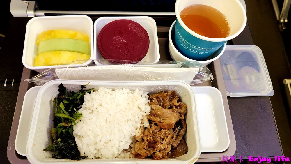 【國泰航空經濟艙】*台北飛大阪搭乘國泰航空波音777-300*,座位區及飛機餐介紹,餐點居然還附上哈根達斯haagen dazs冰淇淋耶!!! 13 【國泰航空經濟艙】*台北飛大阪搭乘國泰航空波音777-300*,座位區及飛機餐介紹,餐點居然還附上哈根達斯haagen dazs冰淇淋耶!!!