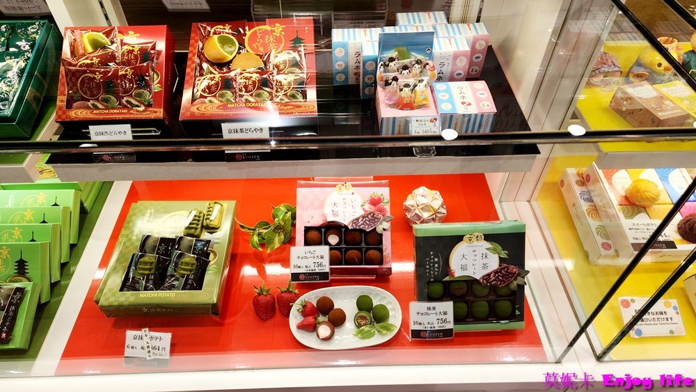 【京都景點】*土特產小徑京小町 KYOTO SOUZEN*，主要賣京都名產伴手禮，就在京都Porta 1F，京都車站JR中央口附近!!!裡面有多種京都名產還有生八橋及可愛紀念品，超好買!!!