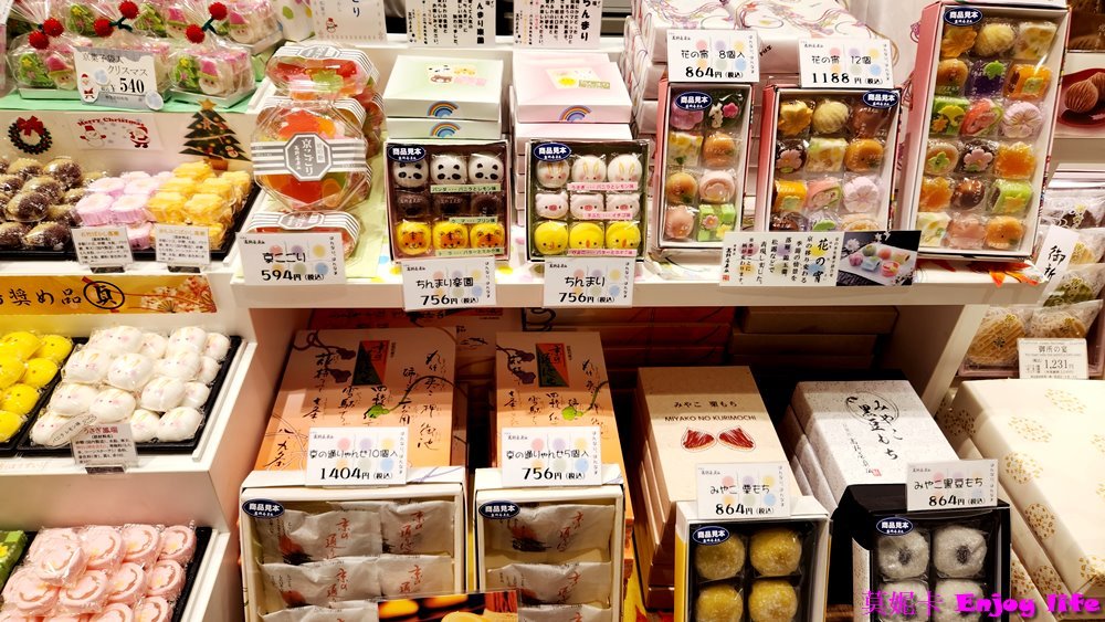 【京都景點】*土特產小徑京小町 KYOTO SOUZEN*，主要賣京都名產伴手禮，就在京都Porta 1F，京都車站JR中央口附近!!!裡面有多種京都名產還有生八橋及可愛紀念品，超好買!!!