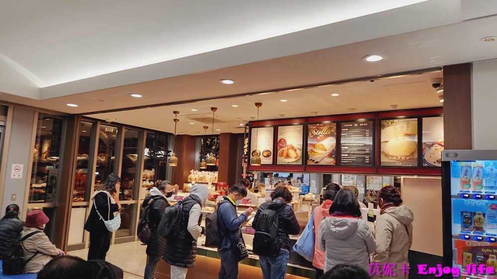 【京都美食麵包】*進進堂麵包 JR京都站前店*，京都車站旁的京都百年連鎖知名麵包店。各種好吃的麵包跟三明治，來這必吃人氣奶油麵包!!!