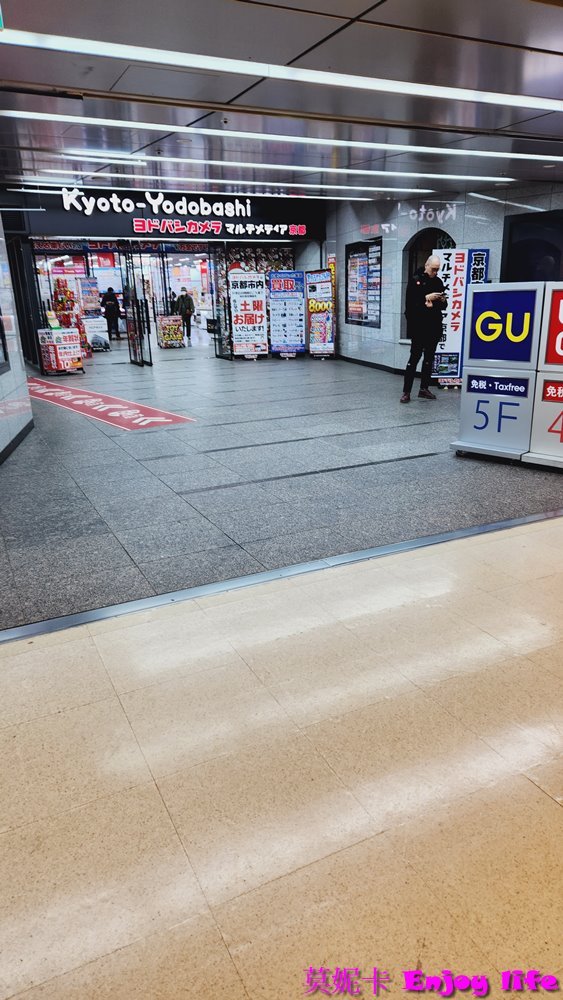 【京都住宿】*Daiwa Roynet Hotel Kyoto-Ekimae PREMIER 京都站前魯內大和飯店*，距離京都車站中央口3分鐘路程，旁邊就是Yodobashi可以逛街吃飯，附近還有松本清藥妝店跟便利商店，地點超讚!!!