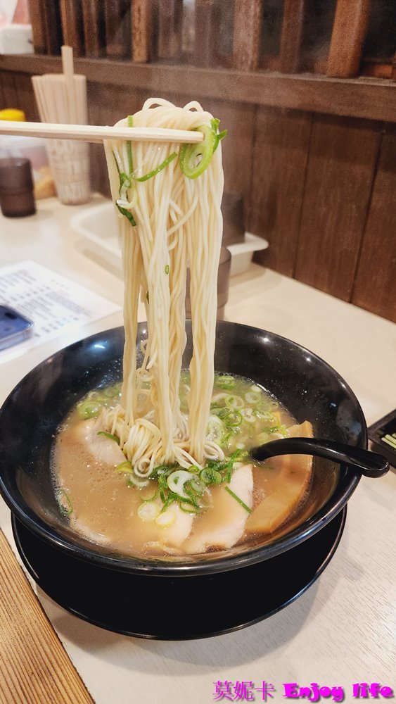 【京都宇治美食餐廳】*豚骨野郎拉麵*，日本在地拉麵小店，在宇治駅附近，有皮薄多汁的餃子及濃郁好味道的拉麵!!!