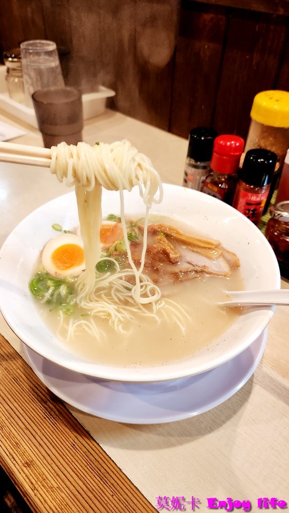 【京都宇治美食餐廳】*豚骨野郎拉麵*，日本在地拉麵小店，在宇治駅附近，有皮薄多汁的餃子及濃郁好味道的拉麵!!!