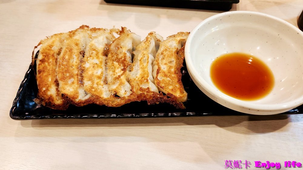 【京都宇治美食餐廳】*豚骨野郎拉麵*，日本在地拉麵小店，在宇治駅附近，有皮薄多汁的餃子及濃郁好味道的拉麵!!!