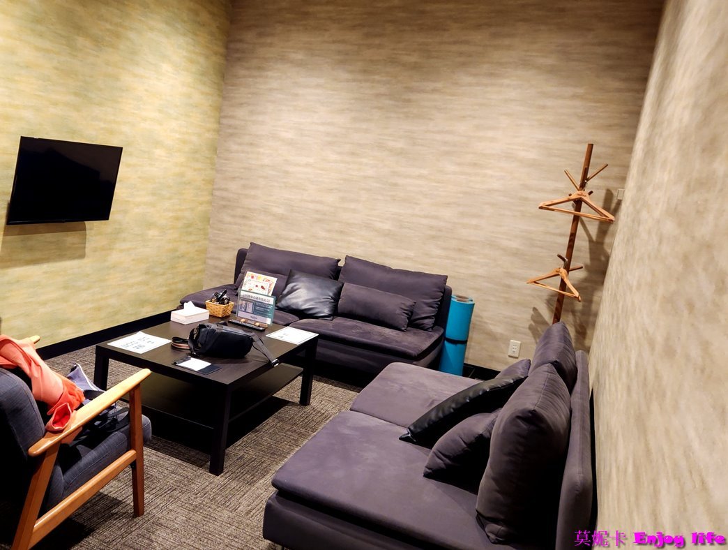 【關西機場貴賓室】*KIX Airport Cafe Lounge NODOKA*，關西機場還未入關前的貴賓室，對面有Lawson便利商店，JCB卡可以免費休息2小時，附有多種免費飲料喝到飽，多人還可以選擇1間單獨房間包廂休息!!!