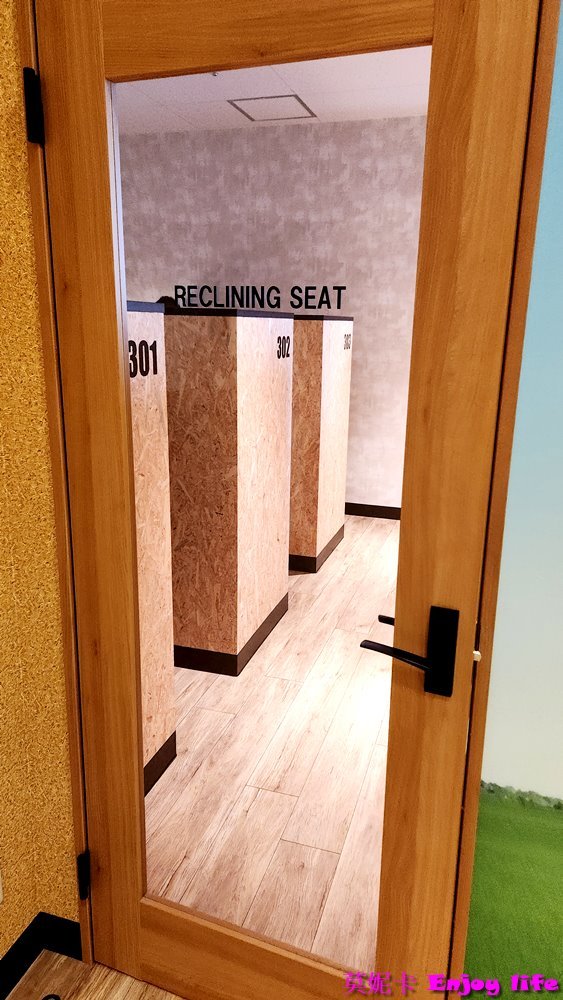 【關西機場貴賓室】*KIX Airport Cafe Lounge NODOKA*，關西機場還未入關前的貴賓室，對面有Lawson便利商店，JCB卡可以免費休息2小時，附有多種免費飲料喝到飽，多人還可以選擇1間單獨房間包廂休息!!!