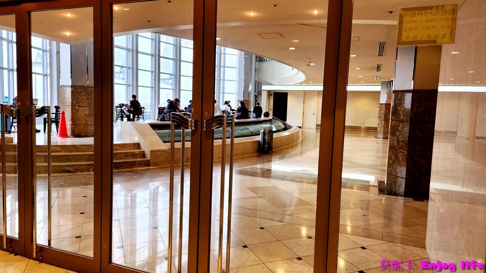 【關西機場貴賓室】*KIX Airport Cafe Lounge NODOKA*，關西機場還未入關前的貴賓室，對面有Lawson便利商店，JCB卡可以免費休息2小時，附有多種免費飲料喝到飽，多人還可以選擇1間單獨房間包廂休息!!!