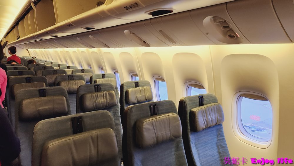 【國泰航空經濟艙】*台北飛大阪搭乘國泰航空波音777-300*,座位區及飛機餐介紹,餐點居然還附上哈根達斯haagen dazs冰淇淋耶!!! 8 【國泰航空經濟艙】*台北飛大阪搭乘國泰航空波音777-300*,座位區及飛機餐介紹,餐點居然還附上哈根達斯haagen dazs冰淇淋耶!!!