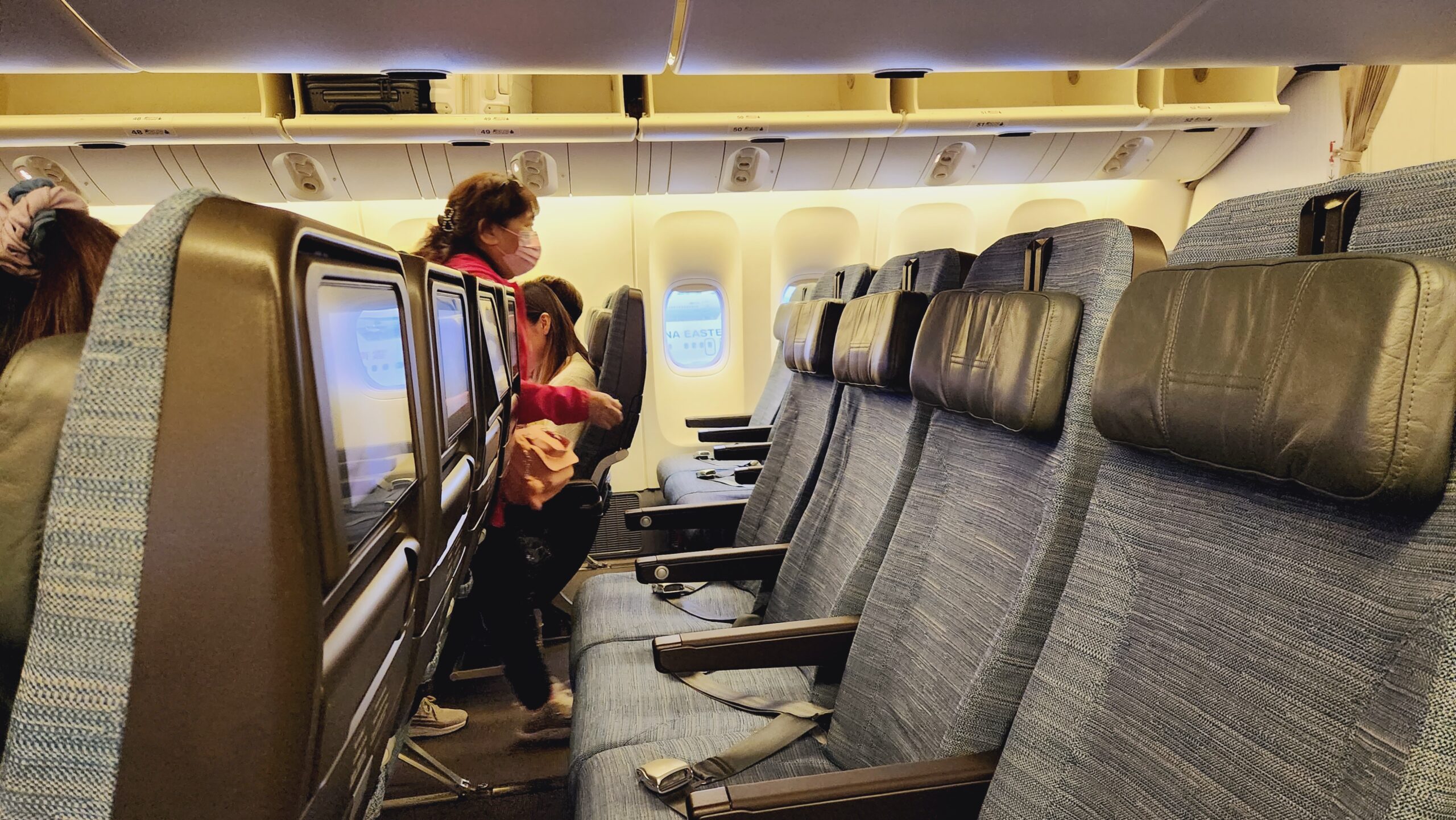 【國泰航空經濟艙】*台北飛大阪搭乘國泰航空波音777-300*,座位區及飛機餐介紹,餐點居然還附上哈根達斯haagen dazs冰淇淋耶!!! 9 【國泰航空經濟艙】*台北飛大阪搭乘國泰航空波音777-300*,座位區及飛機餐介紹,餐點居然還附上哈根達斯haagen dazs冰淇淋耶!!!