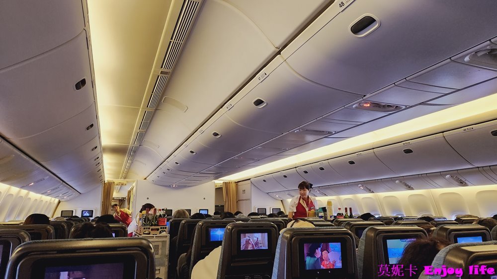 【國泰航空經濟艙】*台北飛大阪搭乘國泰航空波音777-300*,座位區及飛機餐介紹,餐點居然還附上哈根達斯haagen dazs冰淇淋耶!!! 7 【國泰航空經濟艙】*台北飛大阪搭乘國泰航空波音777-300*,座位區及飛機餐介紹,餐點居然還附上哈根達斯haagen dazs冰淇淋耶!!!