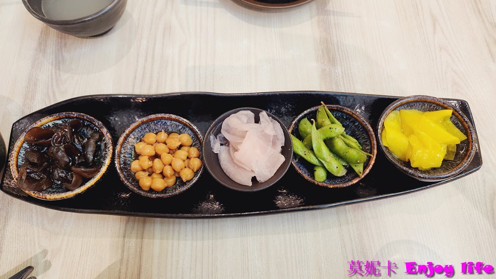 【高雄美食餐廳】*小泉聚場義享天地店*，義享天地日式餐廳，有刺身，壽司，豆腐鍋，朴葉燒，炸物，串燒等各種日式餐點，還有小菜跟雞湯可以無限續，個人最愛石燒越光飯!!!