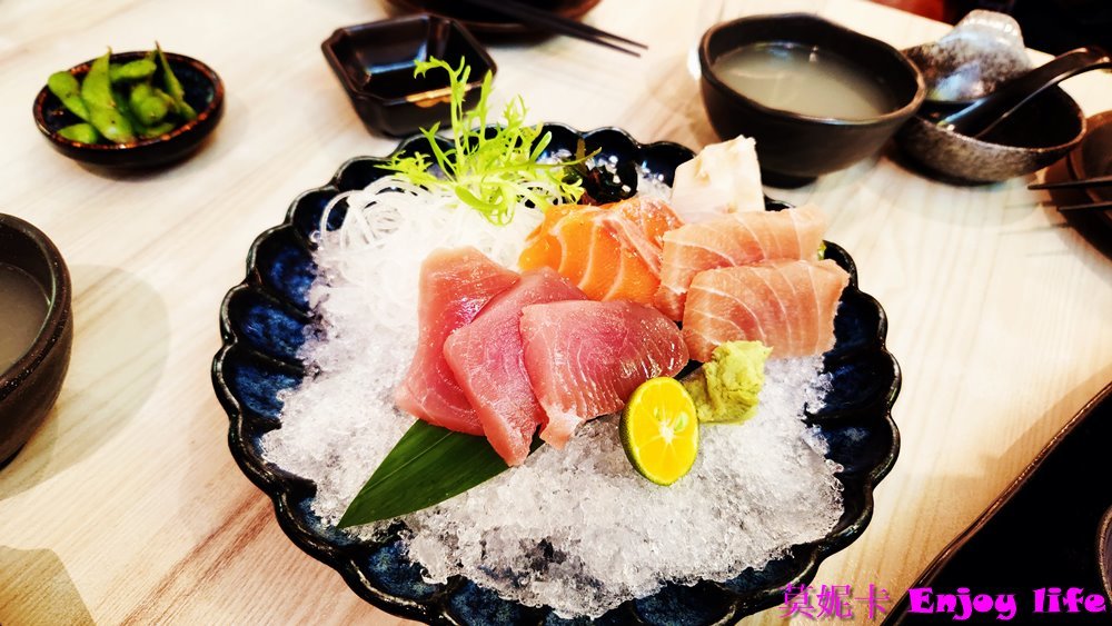【高雄美食餐廳】*小泉聚場義享天地店*，義享天地日式餐廳，有刺身，壽司，豆腐鍋，朴葉燒，炸物，串燒等各種日式餐點，還有小菜跟雞湯可以無限續，個人最愛石燒越光飯!!!