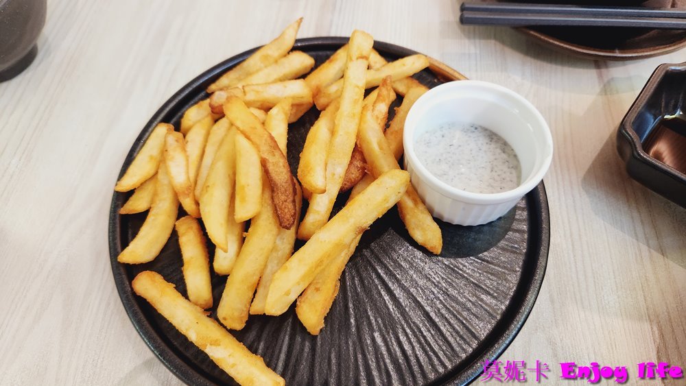 【高雄美食餐廳】*小泉聚場義享天地店*，義享天地日式餐廳，有刺身，壽司，豆腐鍋，朴葉燒，炸物，串燒等各種日式餐點，還有小菜跟雞湯可以無限續，個人最愛石燒越光飯!!!