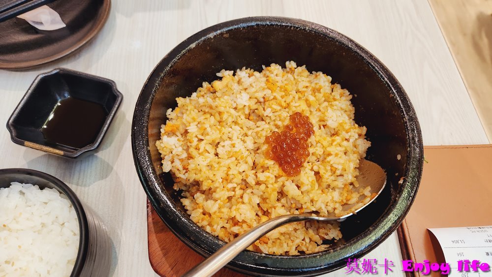 【高雄美食餐廳】*小泉聚場義享天地店*，義享天地日式餐廳，有刺身，壽司，豆腐鍋，朴葉燒，炸物，串燒等各種日式餐點，還有小菜跟雞湯可以無限續，個人最愛石燒越光飯!!!