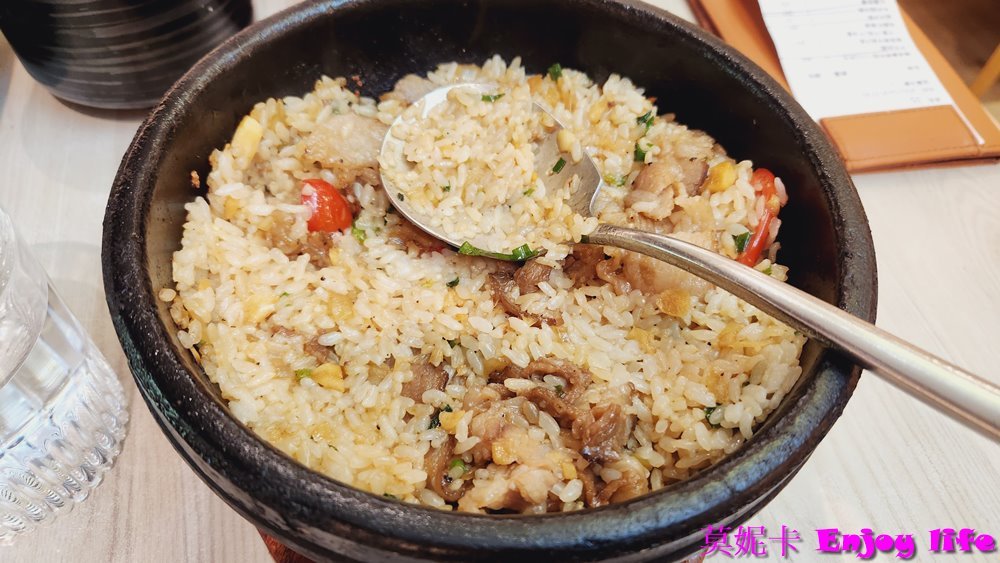 【高雄美食餐廳】*小泉聚場義享天地店*，義享天地日式餐廳，有刺身，壽司，豆腐鍋，朴葉燒，炸物，串燒等各種日式餐點，還有小菜跟雞湯可以無限續，個人最愛石燒越光飯!!!