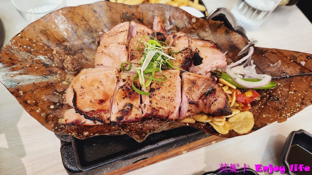 【高雄美食餐廳】*小泉聚場義享天地店*，義享天地日式餐廳，有刺身，壽司，豆腐鍋，朴葉燒，炸物，串燒等各種日式餐點，還有小菜跟雞湯可以無限續，個人最愛石燒越光飯!!!