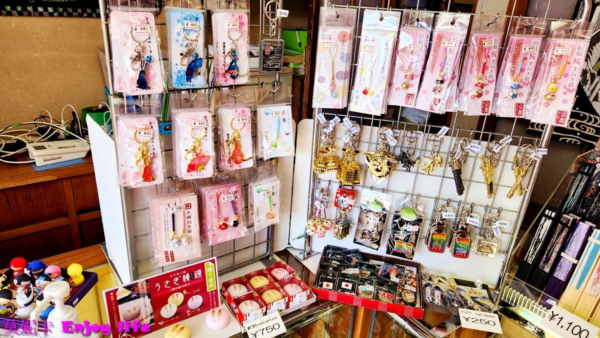 【京都景點】*祇園商店街*半日遊,先到八坂神社參拜,吃美味的天婦羅天周,逛逛京都藝妓Yojiya商店,還有本家西尾八橋伴手禮可以買!!! 12 【京都景點】*祇園商店街*半日遊,先到八坂神社參拜,吃美味的天婦羅天周,逛逛京都藝妓Yojiya商店,還有本家西尾八橋伴手禮可以買!!!