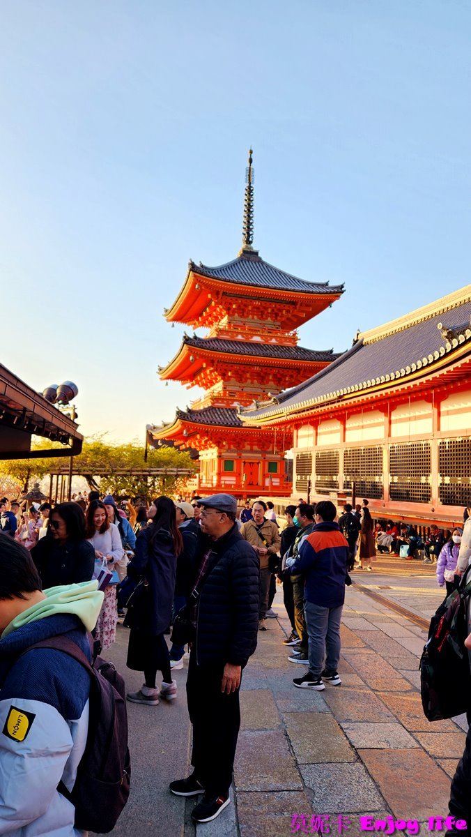 【京都景點】*清水寺*,蓋在懸崖上的木造建築,楓葉季節來可以看到滿山楓紅超漂亮的景色,賞楓賞櫻都很適合來,還有日本十大名泉之首的音羽瀑布,擁有3道泉水,喝了可以學業成就,戀愛順利,或是健康長壽!!! 6 【京都景點】*清水寺*,蓋在懸崖上的木造建築,楓葉季節來可以看到滿山楓紅超漂亮的景色,賞楓賞櫻都很適合來,還有日本十大名泉之首的音羽瀑布,擁有3道泉水,喝了可以學業成就,戀愛順利,或是健康長壽!!!