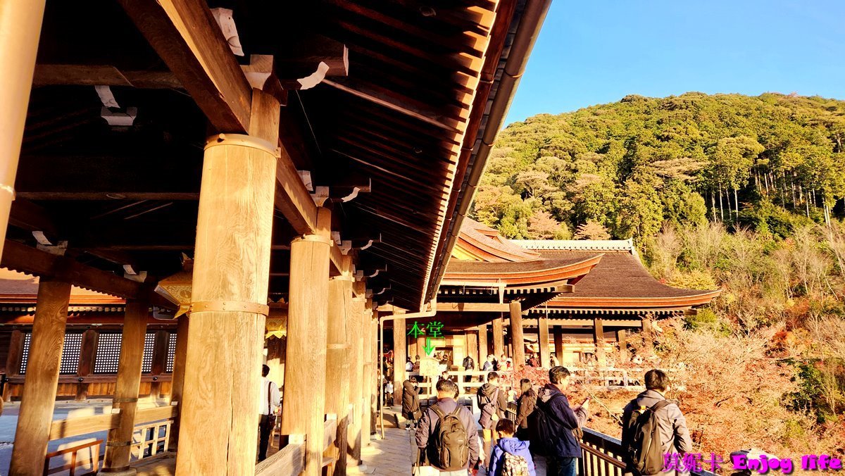 【京都景點】*清水寺*,蓋在懸崖上的木造建築,楓葉季節來可以看到滿山楓紅超漂亮的景色,賞楓賞櫻都很適合來,還有日本十大名泉之首的音羽瀑布,擁有3道泉水,喝了可以學業成就,戀愛順利,或是健康長壽!!! 7 【京都景點】*清水寺*,蓋在懸崖上的木造建築,楓葉季節來可以看到滿山楓紅超漂亮的景色,賞楓賞櫻都很適合來,還有日本十大名泉之首的音羽瀑布,擁有3道泉水,喝了可以學業成就,戀愛順利,或是健康長壽!!!