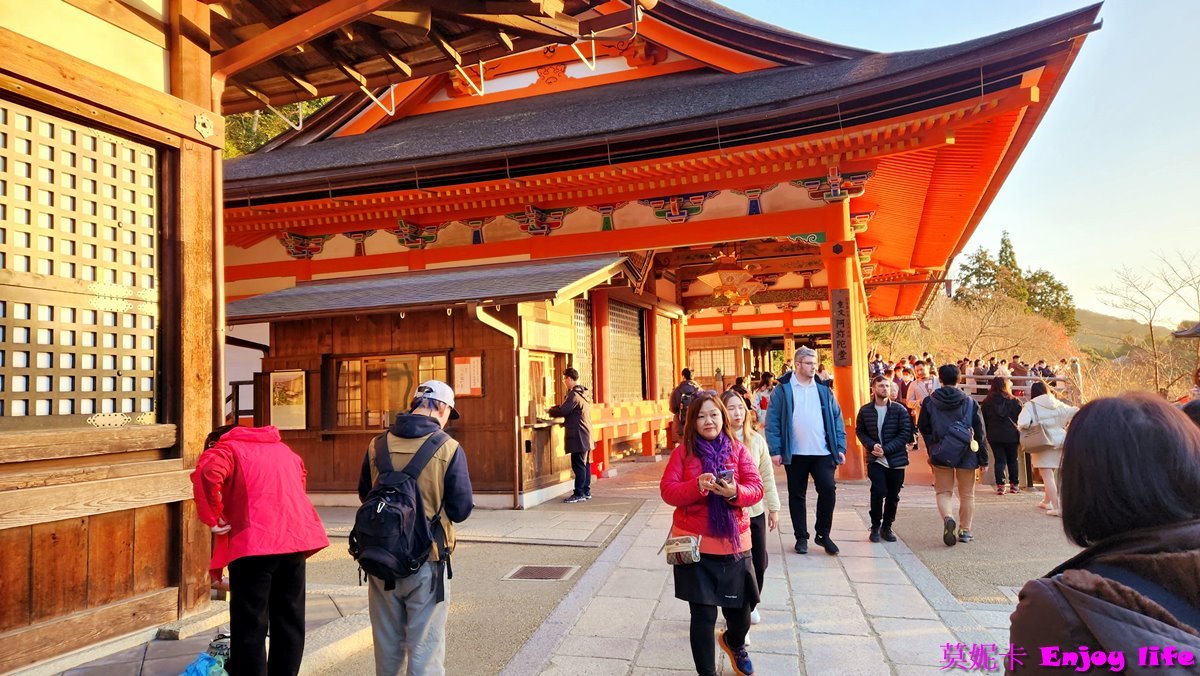 【京都景點】*清水寺*,蓋在懸崖上的木造建築,楓葉季節來可以看到滿山楓紅超漂亮的景色,賞楓賞櫻都很適合來,還有日本十大名泉之首的音羽瀑布,擁有3道泉水,喝了可以學業成就,戀愛順利,或是健康長壽!!! 9 【京都景點】*清水寺*,蓋在懸崖上的木造建築,楓葉季節來可以看到滿山楓紅超漂亮的景色,賞楓賞櫻都很適合來,還有日本十大名泉之首的音羽瀑布,擁有3道泉水,喝了可以學業成就,戀愛順利,或是健康長壽!!!