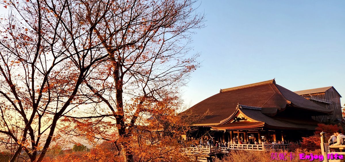 【京都景點】*清水寺*,蓋在懸崖上的木造建築,楓葉季節來可以看到滿山楓紅超漂亮的景色,賞楓賞櫻都很適合來,還有日本十大名泉之首的音羽瀑布,擁有3道泉水,喝了可以學業成就,戀愛順利,或是健康長壽!!! 13 【京都景點】*清水寺*,蓋在懸崖上的木造建築,楓葉季節來可以看到滿山楓紅超漂亮的景色,賞楓賞櫻都很適合來,還有日本十大名泉之首的音羽瀑布,擁有3道泉水,喝了可以學業成就,戀愛順利,或是健康長壽!!!