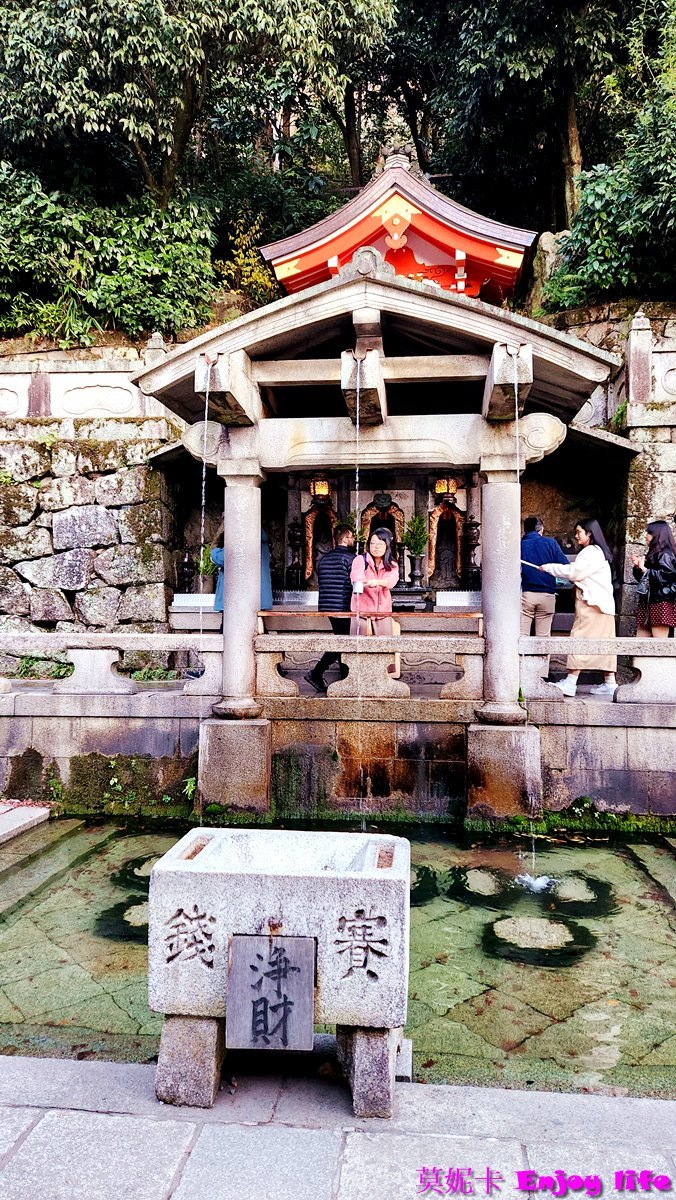 【京都景點】*清水寺*,蓋在懸崖上的木造建築,楓葉季節來可以看到滿山楓紅超漂亮的景色,賞楓賞櫻都很適合來,還有日本十大名泉之首的音羽瀑布,擁有3道泉水,喝了可以學業成就,戀愛順利,或是健康長壽!!! 14 【京都景點】*清水寺*,蓋在懸崖上的木造建築,楓葉季節來可以看到滿山楓紅超漂亮的景色,賞楓賞櫻都很適合來,還有日本十大名泉之首的音羽瀑布,擁有3道泉水,喝了可以學業成就,戀愛順利,或是健康長壽!!!