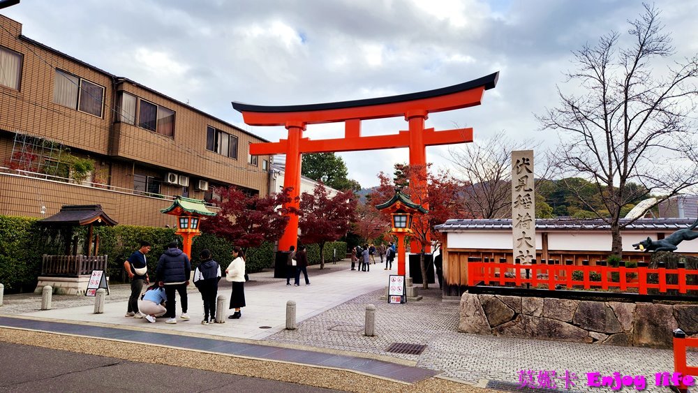 【京都景點】*伏見稻荷大社*,必拍著名的千本鳥居,必買超靈驗又漂亮的心願達成御守!!!內有求考運的東丸神社,旁邊商店街還有2023年11月新開幕吉伊卡哇MOGUMOGU本舖!!! 5 【京都景點】*伏見稻荷大社*,必拍著名的千本鳥居,必買超靈驗又漂亮的心願達成御守!!!內有求考運的東丸神社,旁邊商店街還有2023年11月新開幕吉伊卡哇MOGUMOGU本舖!!!