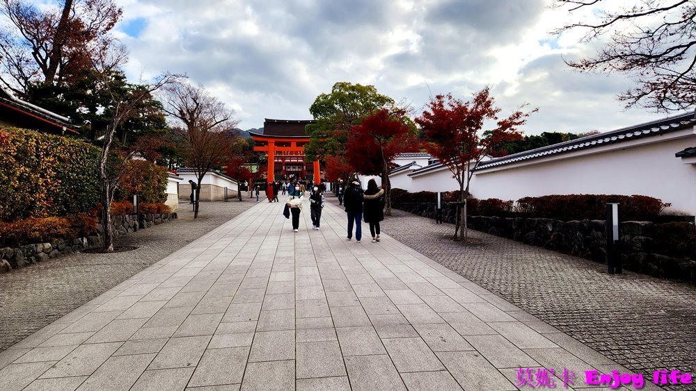 【京都景點】*伏見稻荷大社*,必拍著名的千本鳥居,必買超靈驗又漂亮的心願達成御守!!!內有求考運的東丸神社,旁邊商店街還有2023年11月新開幕吉伊卡哇MOGUMOGU本舖!!! 6 【京都景點】*伏見稻荷大社*,必拍著名的千本鳥居,必買超靈驗又漂亮的心願達成御守!!!內有求考運的東丸神社,旁邊商店街還有2023年11月新開幕吉伊卡哇MOGUMOGU本舖!!!