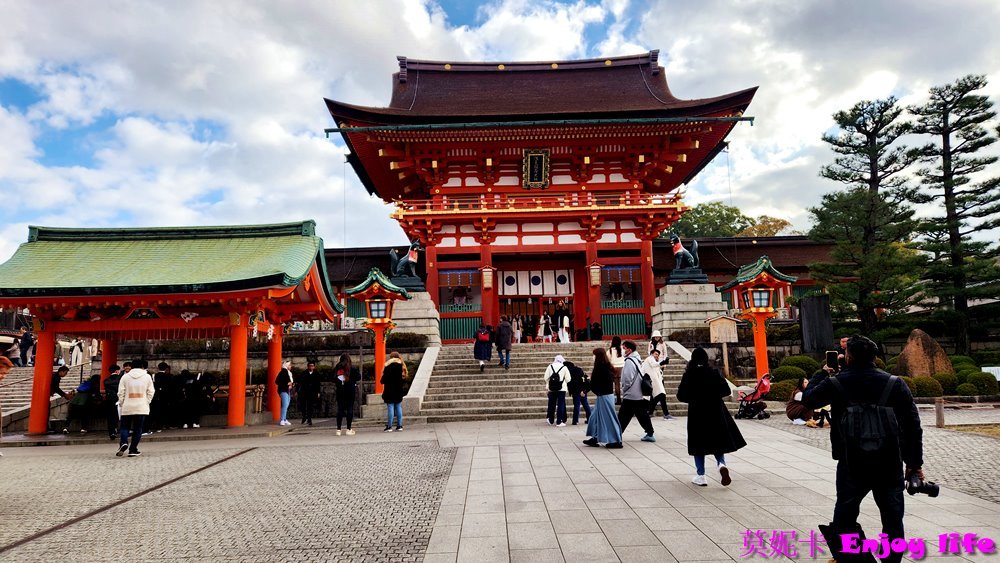 【京都景點】*伏見稻荷大社*,必拍著名的千本鳥居,必買超靈驗又漂亮的心願達成御守!!!內有求考運的東丸神社,旁邊商店街還有2023年11月新開幕吉伊卡哇MOGUMOGU本舖!!! 7 【京都景點】*伏見稻荷大社*,必拍著名的千本鳥居,必買超靈驗又漂亮的心願達成御守!!!內有求考運的東丸神社,旁邊商店街還有2023年11月新開幕吉伊卡哇MOGUMOGU本舖!!!