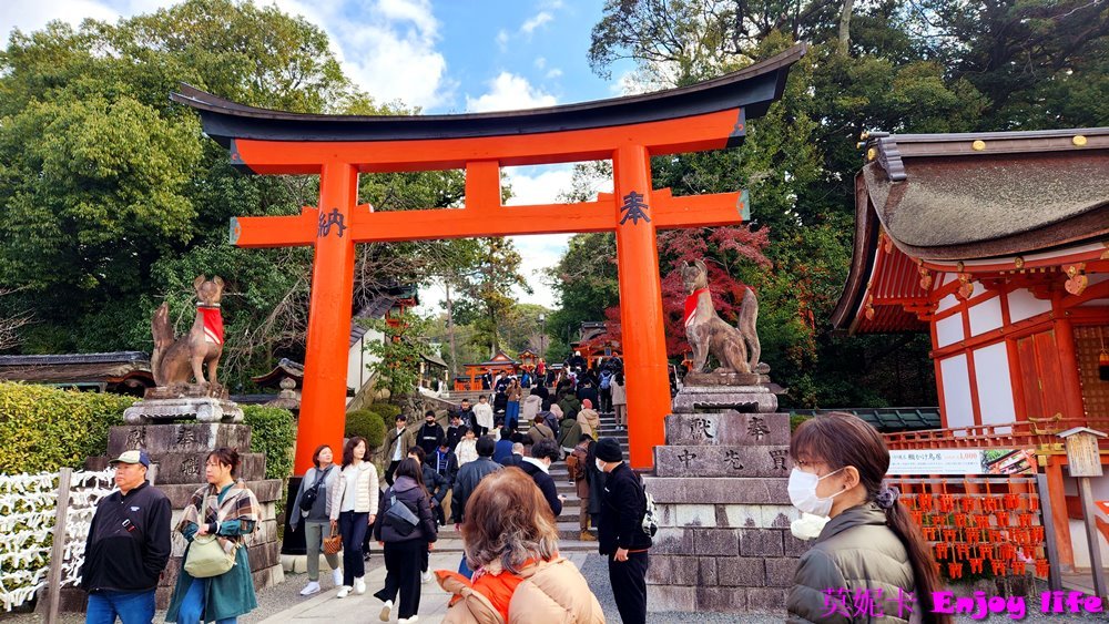 【京都景點】*伏見稻荷大社*,必拍著名的千本鳥居,必買超靈驗又漂亮的心願達成御守!!!內有求考運的東丸神社,旁邊商店街還有2023年11月新開幕吉伊卡哇MOGUMOGU本舖!!! 15 【京都景點】*伏見稻荷大社*,必拍著名的千本鳥居,必買超靈驗又漂亮的心願達成御守!!!內有求考運的東丸神社,旁邊商店街還有2023年11月新開幕吉伊卡哇MOGUMOGU本舖!!!