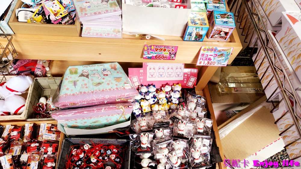 【京都景點】*伏見稻荷大社*,必拍著名的千本鳥居,必買超靈驗又漂亮的心願達成御守!!!內有求考運的東丸神社,旁邊商店街還有2023年11月新開幕吉伊卡哇MOGUMOGU本舖!!! 33 【京都景點】*伏見稻荷大社*,必拍著名的千本鳥居,必買超靈驗又漂亮的心願達成御守!!!內有求考運的東丸神社,旁邊商店街還有2023年11月新開幕吉伊卡哇MOGUMOGU本舖!!!